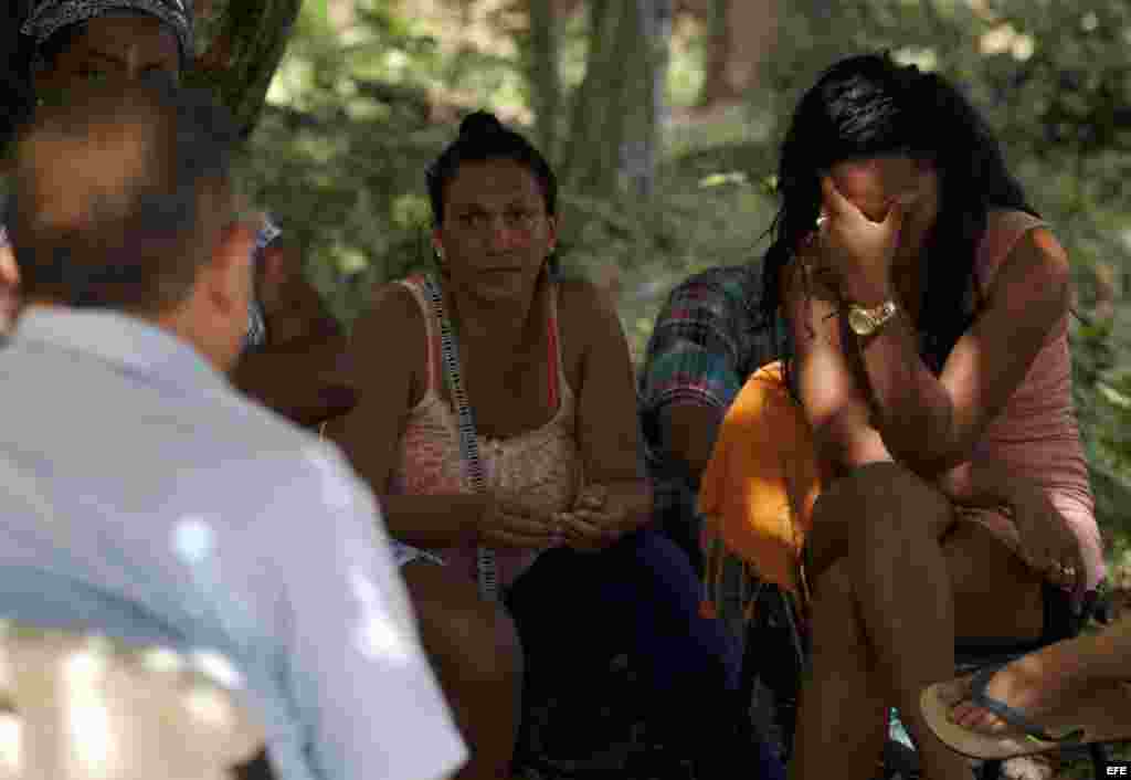  El director en Panamá de la Pastoral Social Cáritas, Víctor Berrío (i), conversa con un grupo de cubanos en un refugio de la institución hoy, viernes 13 de enero de 2017, en Ciudad de Panamá (Panamá). Los más de 70 cubanos que se encuentran hospedados en