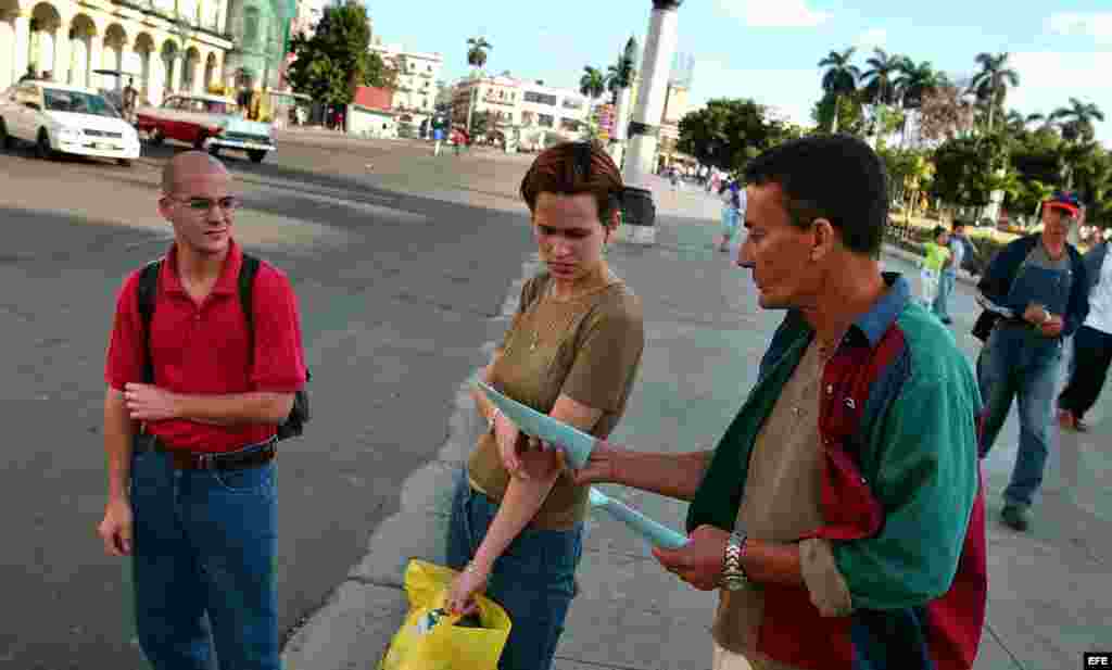 Archivo. Un opositor (der) integrante del Movimiento Cubano Pro Derechos Humanos reparte ejemplares de la Declaración Universal de Derechos Humanos en los alrededores del Capitolio habanero.