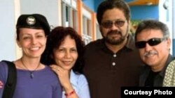 La guerrillera holandesa Tanja Neijmeijer (i) es recibida en La Habana.