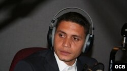 El ingeniero cubano en Ciencias Informáticas, Eliécer Ávila, durante su visita a Radio Martí en 2013. 