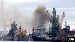 Vista de una explosión en el muelle de la ciudad Severodvinsk. Foto Archivo AFP PHOTO / OLEG KULESHOV 