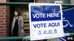 Una mujer sale de un centro de votación en las elecciones primarias del estado de Nueva York. 