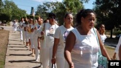 Damas de Blanco durante caminatas dominical