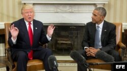 El presidente de los Estados Unidos, Barack Obama (d) junto con el presidente electo Donald Trump (i) al final de su encuentro en el despacho oval en la Casa Blanca, en Washington (Estados Unidos), hoy, 10 de noviembre de 2016. El presidente de Estados Un