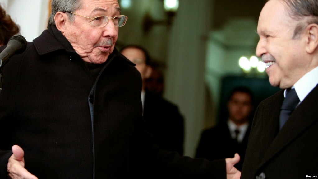 Foto Archivo. Raúl Castro visitó a Abdelaziz Bouteflika en el Palacio Presidencial de Algers en Febrero de 2009.