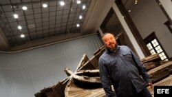El artista chino Ai Weiwei en frente de una obra suya titulada Template