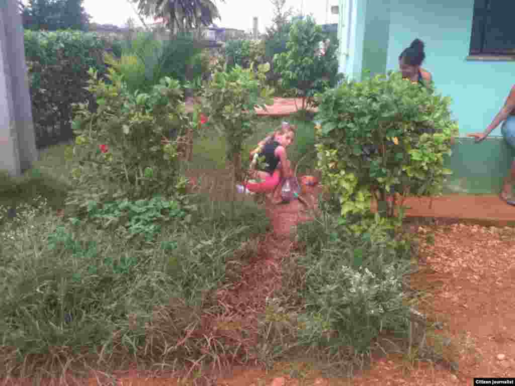 Reporta Cuba Pipa bajando agua a directora de comunales Jorge Bello Domínguez