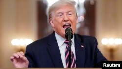 El presidente Donald Trump habla en la Casa Blanca el jueves 6 de febrero del 2020.