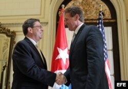 Jeff Flake (der.) visitó La Habana en 2015 como parte de una delegacion de senadores estadounidenses. En la foto, con el canciller cubano Bruno Rodríguez. (Archivo)