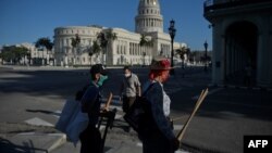 En La Habana y otras provincias se toman estrictas medidas de control para intentar frenar la propagación del COVID-19. (Yamil LAGE / AFP)