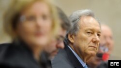 El juez revisor Ricardo Lewandowski (3-d) participa en una sesión del Tribunal Supremo en Brasilia (Brasil).