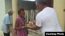 Tondique entrega almuerzos a los necesitados en las calles, ante el acoso de la policía a sus organizadores en la sede del proyecto humanitario.