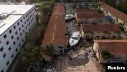 Dos botes destruidos en el medio de un condominio después de que el huracán Ian causara una destrucción generalizada por los fuertes vientos, en Fort Myers, Florida.
