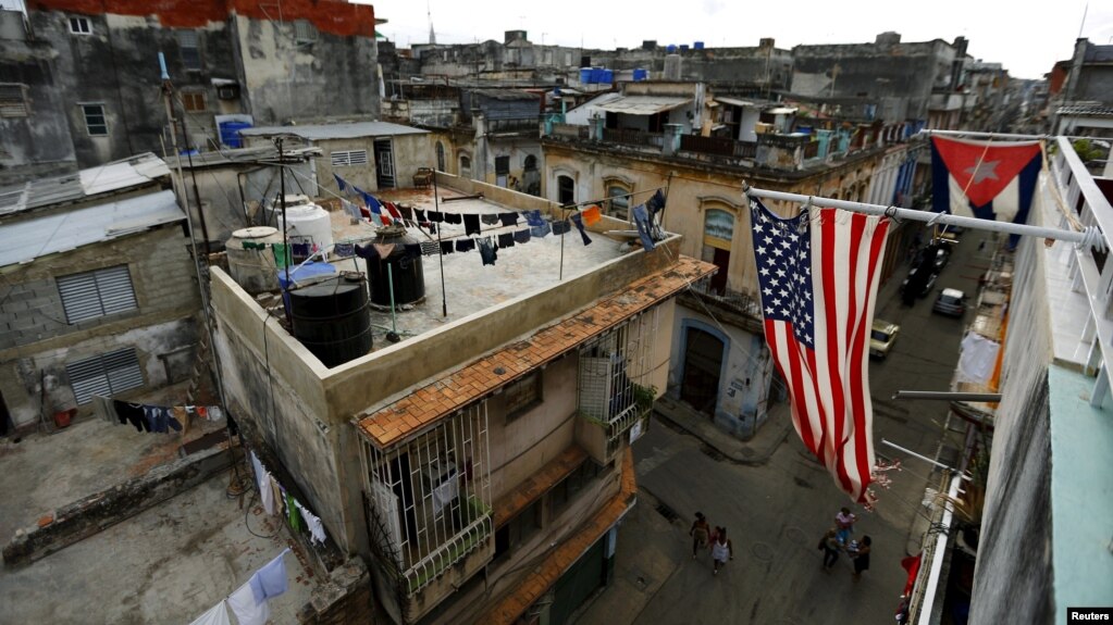 Banderas de Cuba y EEUU cuelgan en un balcón de La Habana. (REUTERS/Ivan Alvarado/Archivo)