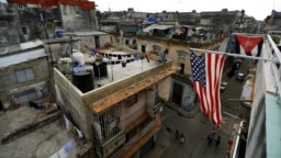 Banderas de Cuba y EEUU cuelgan en un balcón de La Habana.