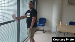 Luis Carlos Falcón Moreno en la sala de detenidos del Aeropuerto de Barcelona.