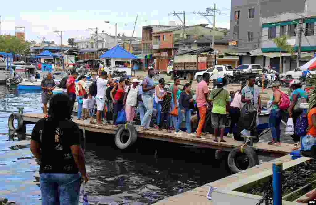 Fotografía del 31 de julio de 2016 de ciudadanos cubanos en tránsito en la población de Turbo (Colombia). Hacinados en improvisados albergues en la localidad colombiana de Turbo unos 2.000 cubanos, hombres mujeres y niños, pasan los días esperando notici