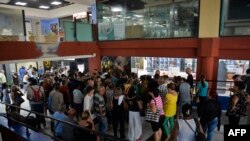 Ante la escasez de productos los cubanos se aglomeran en las afueras de las tiendas.