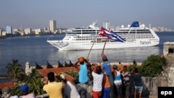 Cubanos reciben al "Adonia", el buque que abrió la primera línea de viajes de cruceros entre EEUU y Cuba. (Archivo)