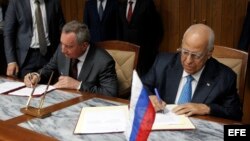 El vicepresidente cubano Ricardo Cabrisas Ruiz (d) y el vicepresidente de Rusia, Dmitry O. Rogozyn(i), firman los acuerdos.