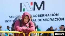 Migrantes en espera de salvoconductos en Tapachula.