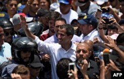 Juan Guaidó, presidente interino de Venezuela, rodeado de partidarios en plena calle (Foto: Archivo).