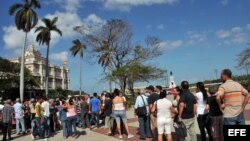 Cientos de cubanos hacen cola en el consulado de España en La Habana para solicitar la nacionalidad española.