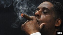 El empresario cubanoamericano Hugo Cancio fuma un tabaco en la clausura del XVI Festival del Habano.