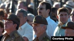 Raúl Castro con su hijo y nieto al fondo.