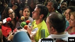 El candidato presidencial de la oposición a la presidencia de Venezuela, Henrique Capriles (c), habla con la prensa.
