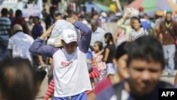 Personas transitan por el puente internacional simón bolívar, en Cúcuta, Colombia, una de las zonas por donde entrará la ayuda a Venezuela.
