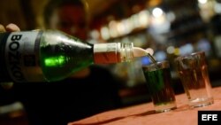 Una mujer sirve un vaso de alcohol en Praga, República Checa.