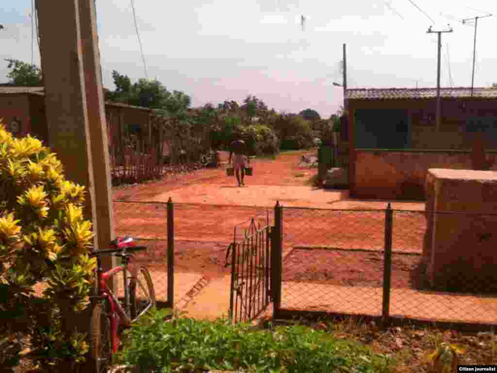 Reporta Cuba Pipa bajando agua a directora de comunales Jorge Bello Domínguez