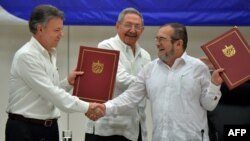 Juan Manuel Santos, Timoleon Jiménez, "Timochenko" junto a Raúl Castro tras firmar el acuerdo de Paz en La Habana el 23 de junio de 2016.