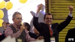 El expresidente colombiano Álvaro Uribe (i) habla junto al exministro de Hacienda Óscar Iván Zuluaga (d), luego de su elección como candidato a las elecciones presidenciales del 25 de mayo de 2014 por el partido Uribe Centro Democrático (UCD).