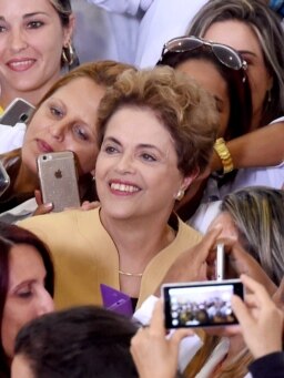 Dilma Rousseff posa junto a médicos cubanos en Planalto Palace, Brasilia, en abril de 2016.