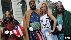 Una turista posa con hombres disfrazados de Reyes Magos durante una ceremonia para celebrar la epifanía el lunes 24 de diciembre de 2012, en la Catedral de La Habana (Cuba).