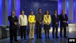 (i-d) Los candidatos a la presidencia de Brasil, Levy Fidelix, Dilma Roussef, Marina Silva, Eduardo Jorge, Luciana Genro, Aecio Neves y Pastor Everaldo posan para la foto antes del último debate hoy, jueves 2 de octubre de 2014, en la TV Globo en Rìo de J