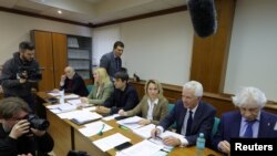 Miembros y abogados del Moscow Helsinki Group esperan el veredicto de la corte en Moscú el 25 de enero de 2023. REUTERS/Evgenia Novozhenina
