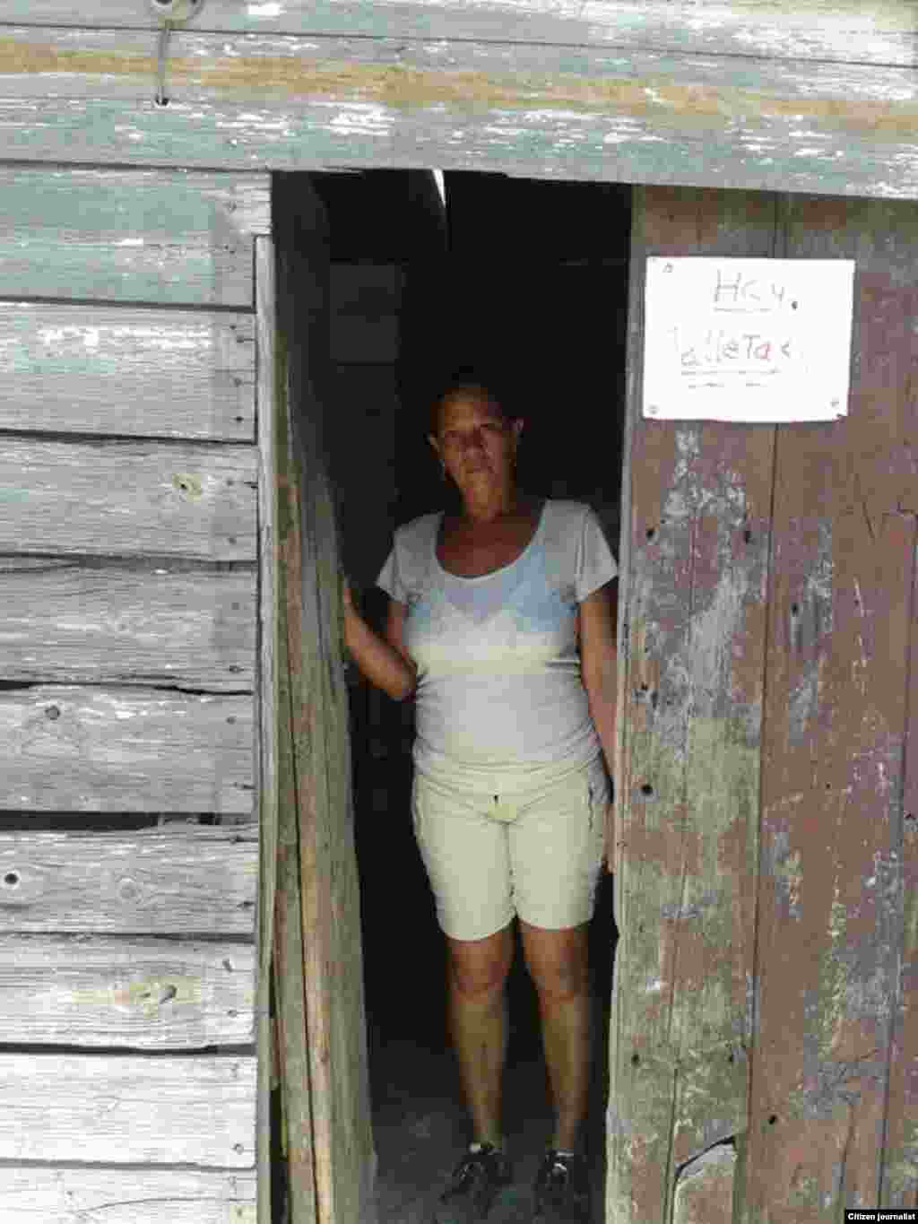 "¿Cómo romper el círculo vicioso que los sume en tanta miseria por el simple hecho de pensar diferente, de no plegarse al régimen y querer para sus hijos una Cuba verdaderamente libre y democrática?", cuestiona el reportero. 