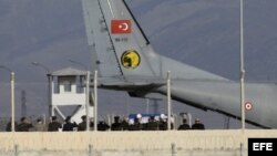Avión turco traslada a Rusia el cuerpo del piloto derribado.