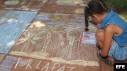 Niños de diferentes escuelas de La Habana hacen dibujos en el piso