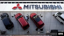 Varios coches Mitsubishi se reflejan en el techo acristalado de la sede de Mitsubishi Motors Corp.'s en Tokio. 