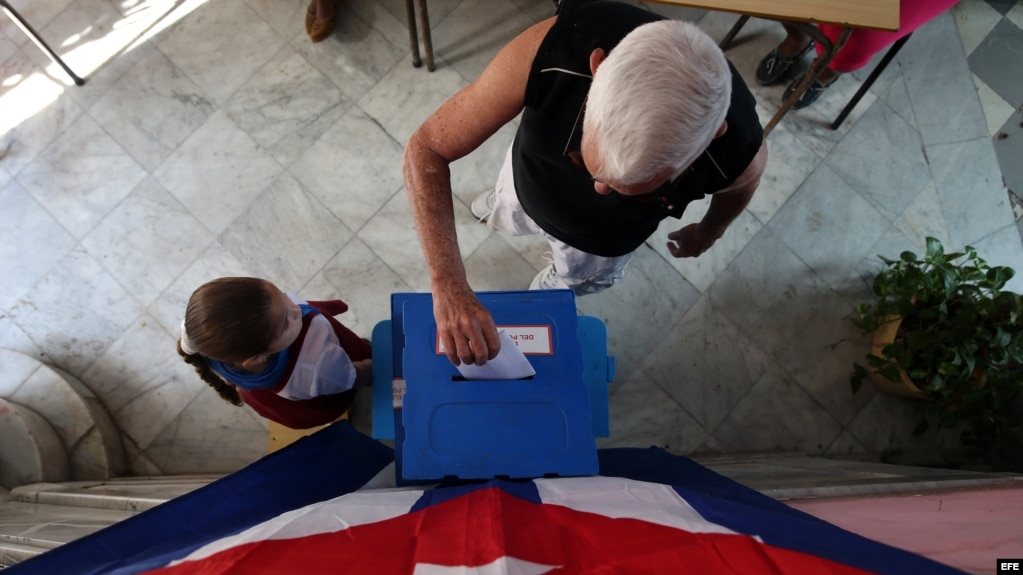 Un hombre vota en las elecciones en Cuba. Foto Archivo.