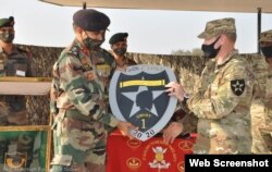 Los comandantes de los ejércitos de EE. UU. e India celebran el ejercicio anual “Yudh Abhyas”, un entrenamiento militar e intercambio cultural, en la India. (U.S. Army/sargento Joe Tolliver)