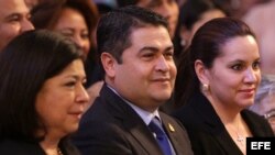 El presidente de Honduras, Juan Orlando Hernandez, centro. Foto de archivo