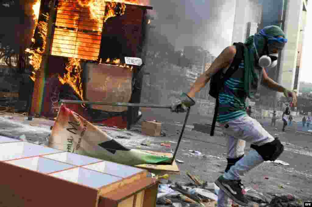Un hombre permanece junto a un quisco de los trabajadores del metro de Caracas