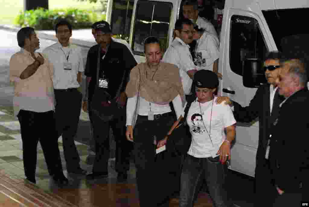 La integrante holandesa de las Fuerzas Armadas Revolucionarias de Colombia (FARC), Tanja Nijmeijer (c), alias "Eillen" o "Alexandra" es vista a su llegada junto con Ricardo Téllez (d), alias "Rodrigo Granda" y Seuxis Paucias Hernández Solarte.