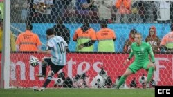 Lionel Messi (Argentina) anota de penal frente a Holanda.