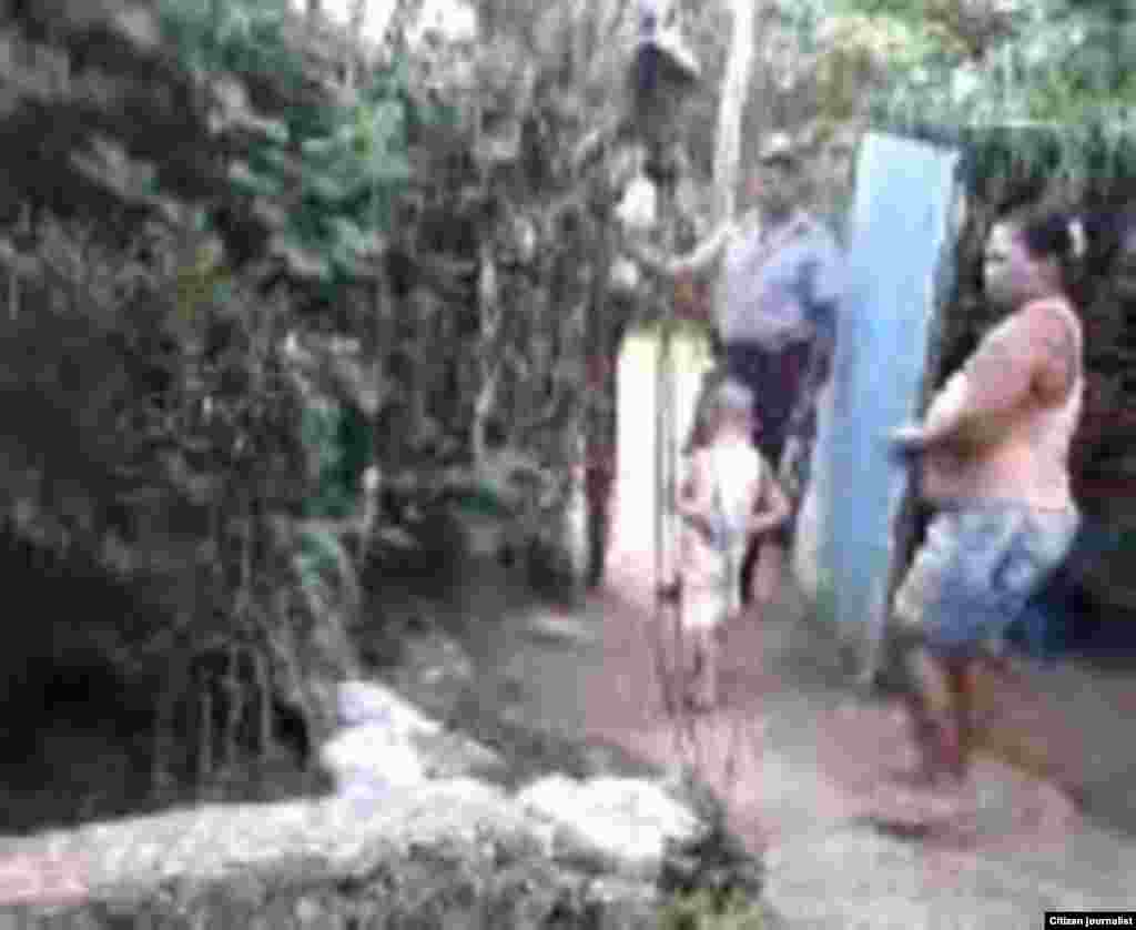 Reporta Cuba Policía en casa de ciudadana en Bayamo Foto Roberto Rodriguez